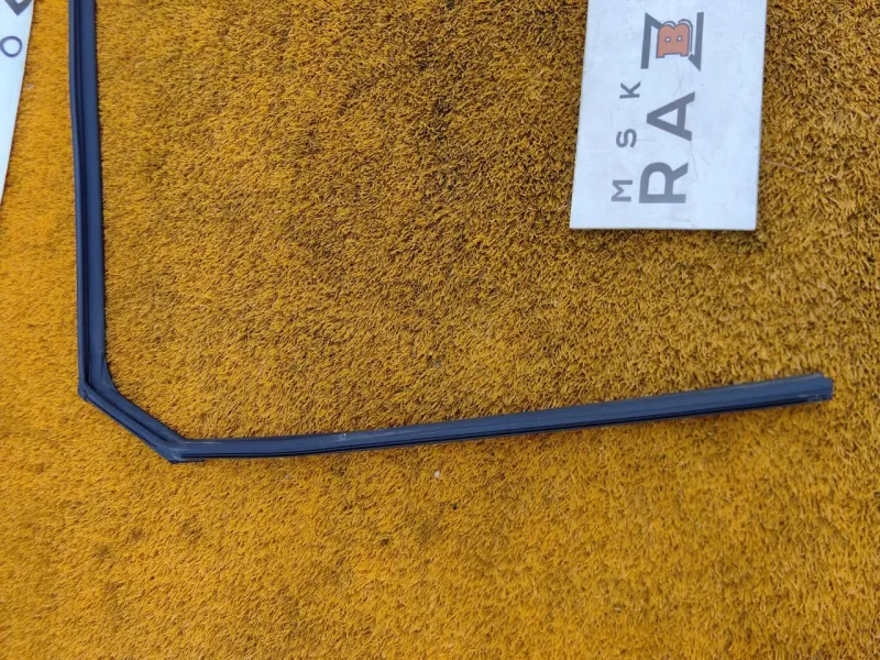 Уплотнитель стекла двери