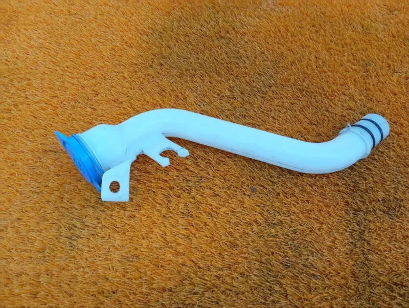 Горловина бачка стеклоомывателя