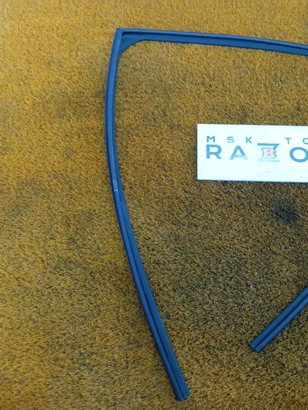 Уплотнитель стекла двери