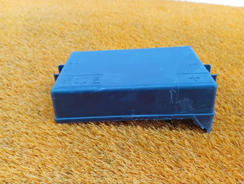 Крышка блока предохранителей