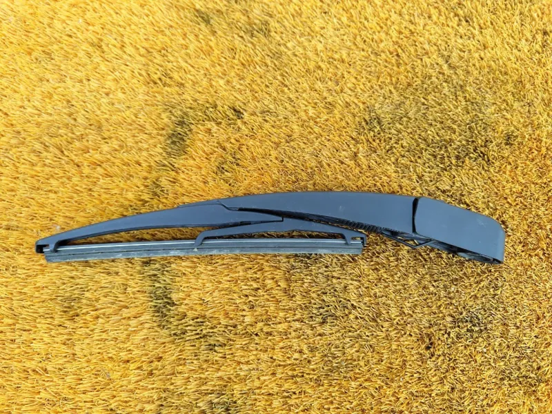 Поводок стеклоочистителя багажника