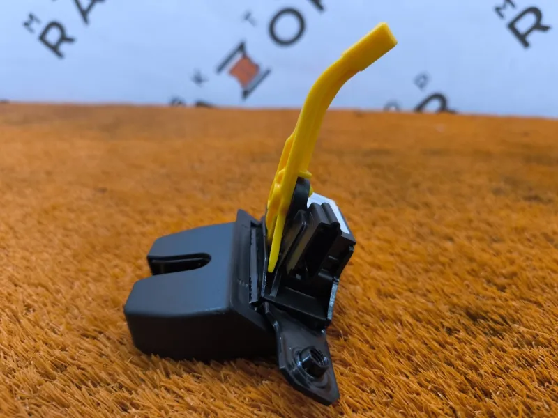 Замок багажника