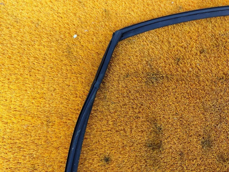 Уплотнитель стекла двери