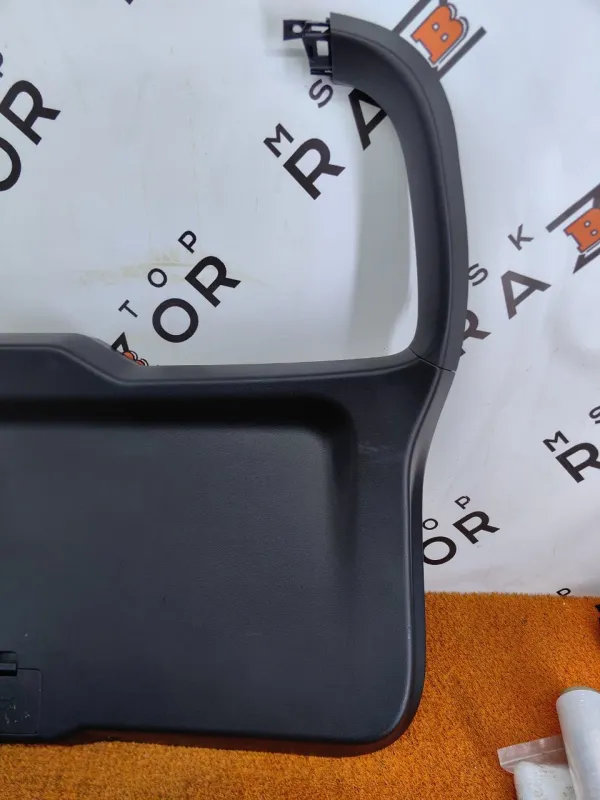 Обшивка крышки багажника