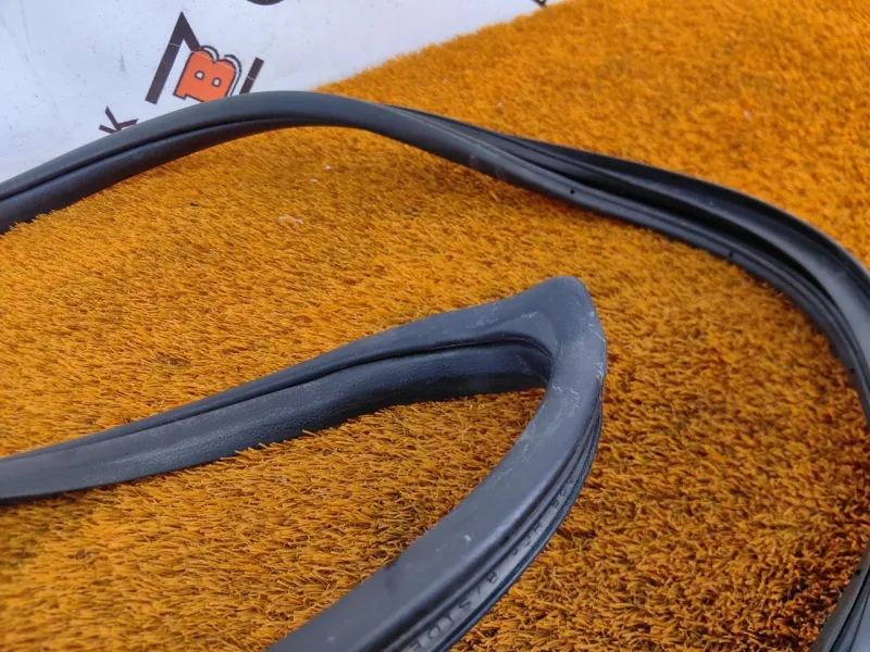 Уплотнитель проема двери