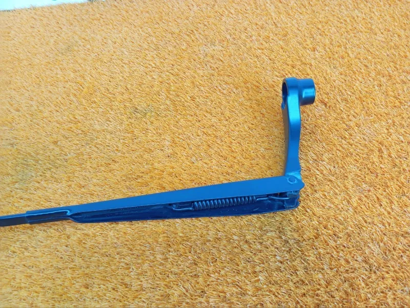 поводок стеклоочистителя