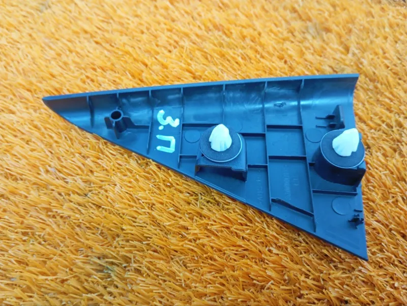 Уголок двери