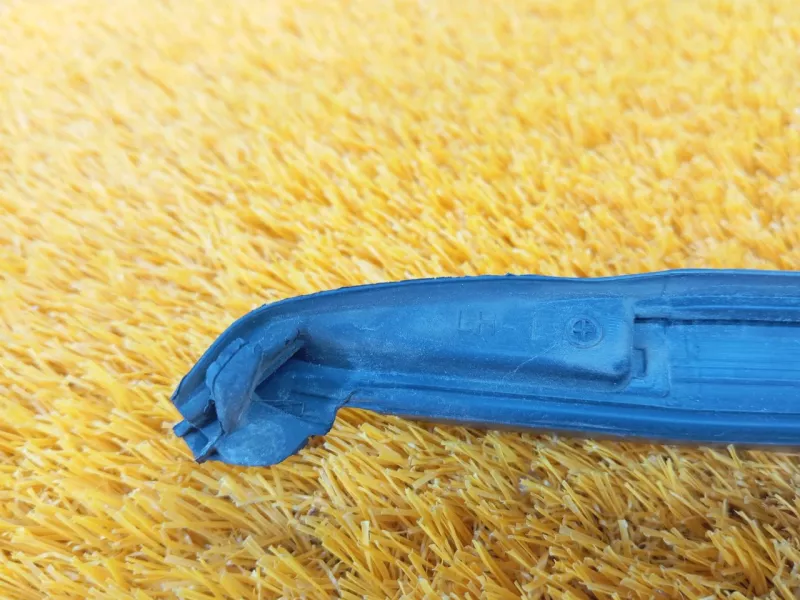 Уплотнитель стекла двери