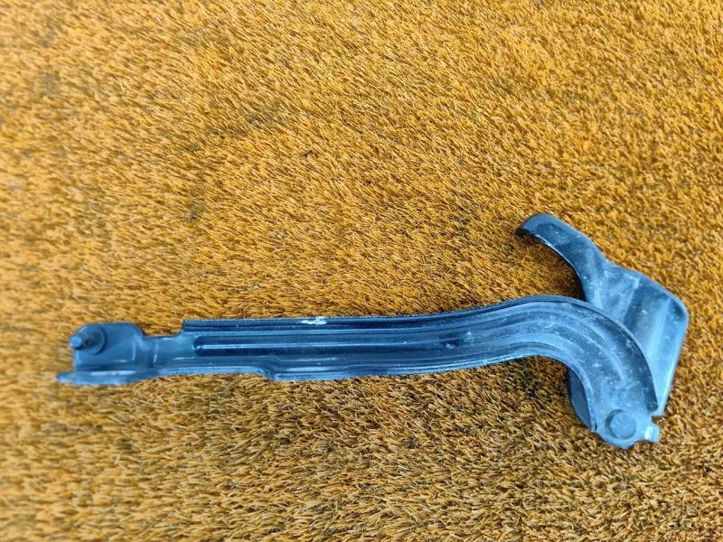 Петля капота