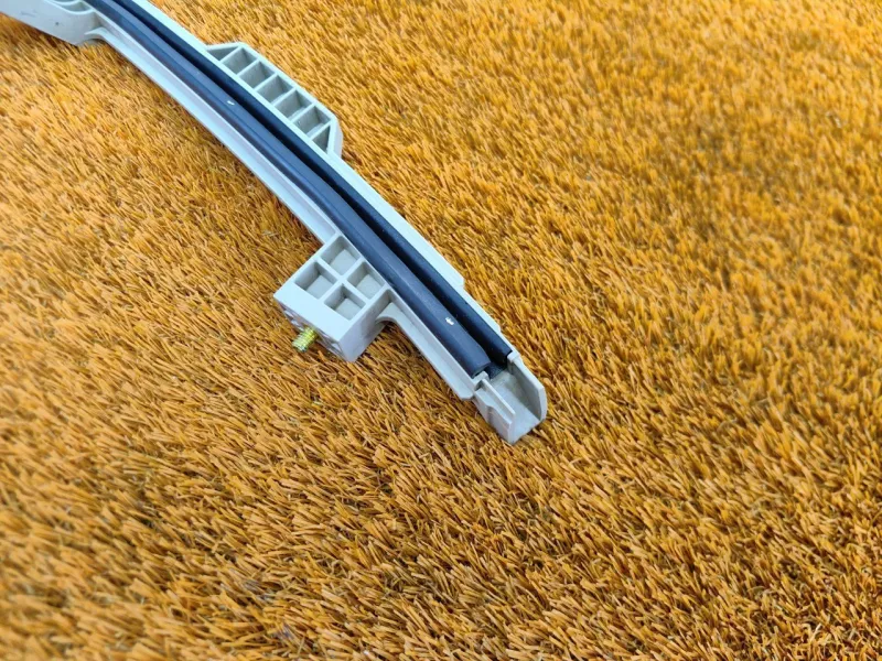 Направляющая стекла двери