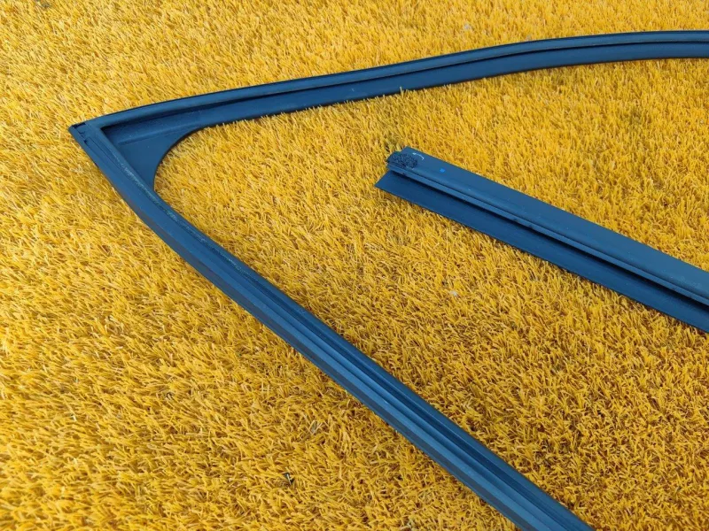 Уплотнитель стекла двери