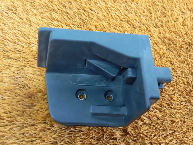 Кронштейн шторки багажника