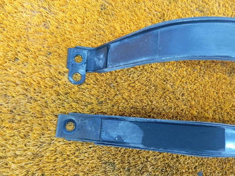 Крепление топливного бака