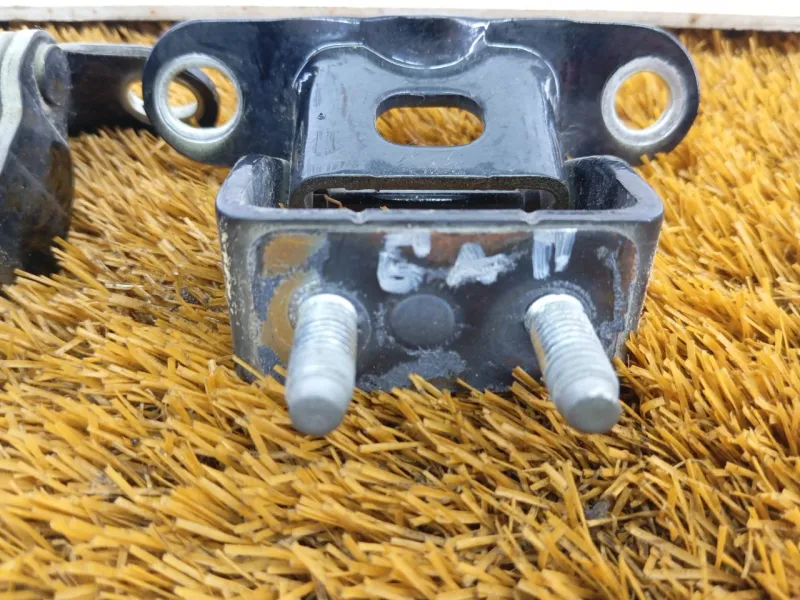 Петля двери багажника