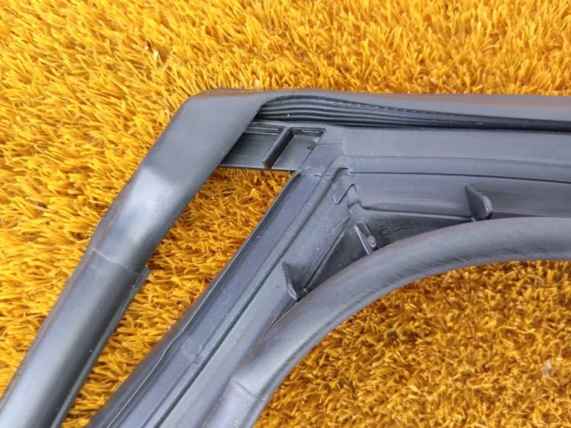 Уплотнитель стекла двери