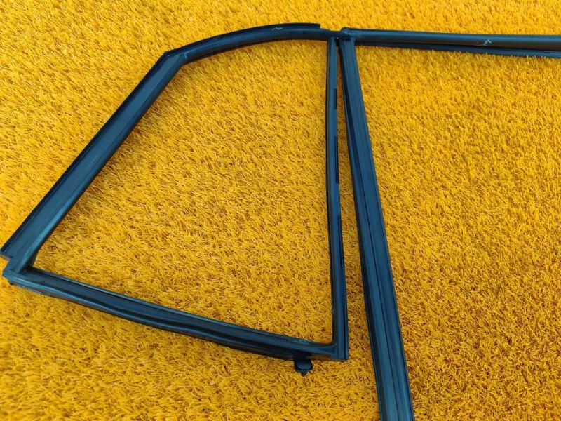 Уплотнитель стекла двери