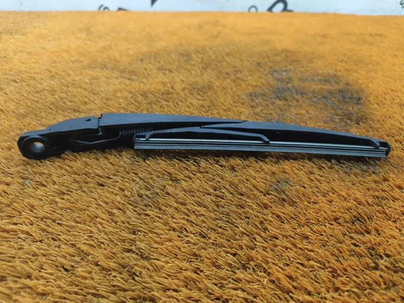 Поводок стеклоочистителя багажника