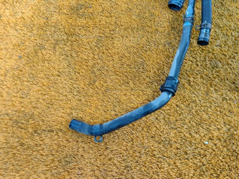 Горловина топливного бака