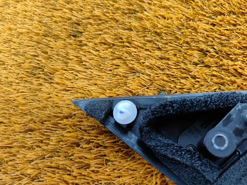 Уголок двери