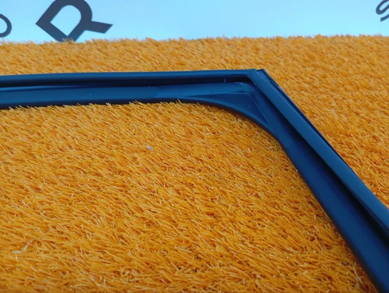 Уплотнитель стекла двери