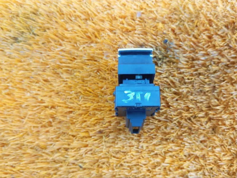 Кнопка стеклоподъемника