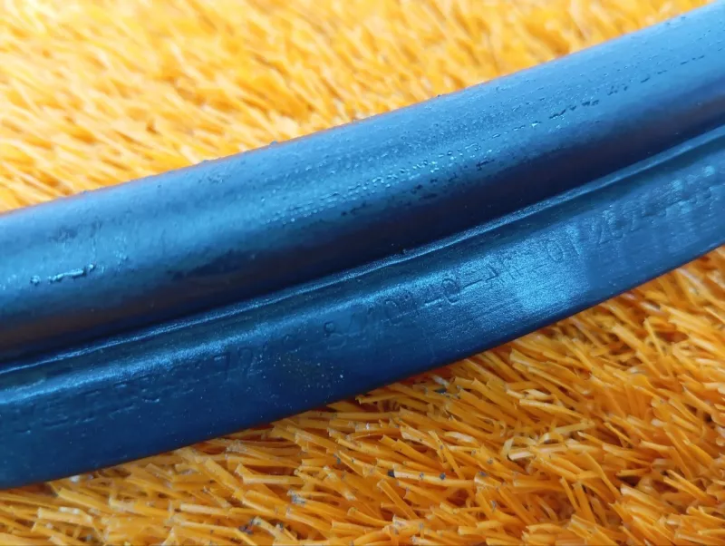 Уплотнитель капота