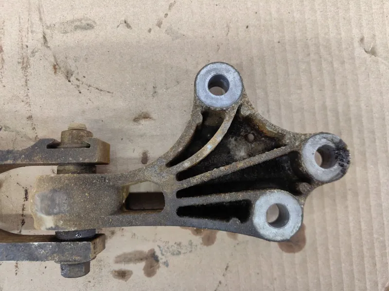 Подушка двигателя