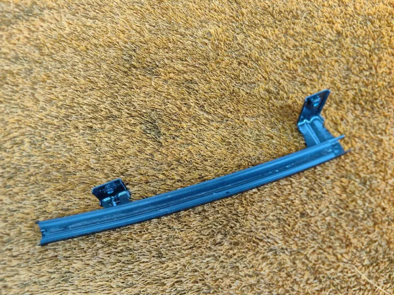 Направляющая стекла двери