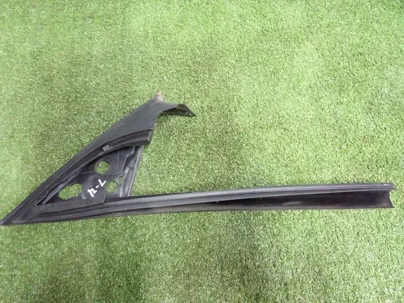 Направляющая стекла двери