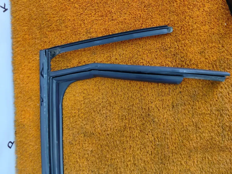 Уплотнитель стекла двери