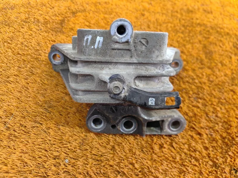 Подушка двигателя