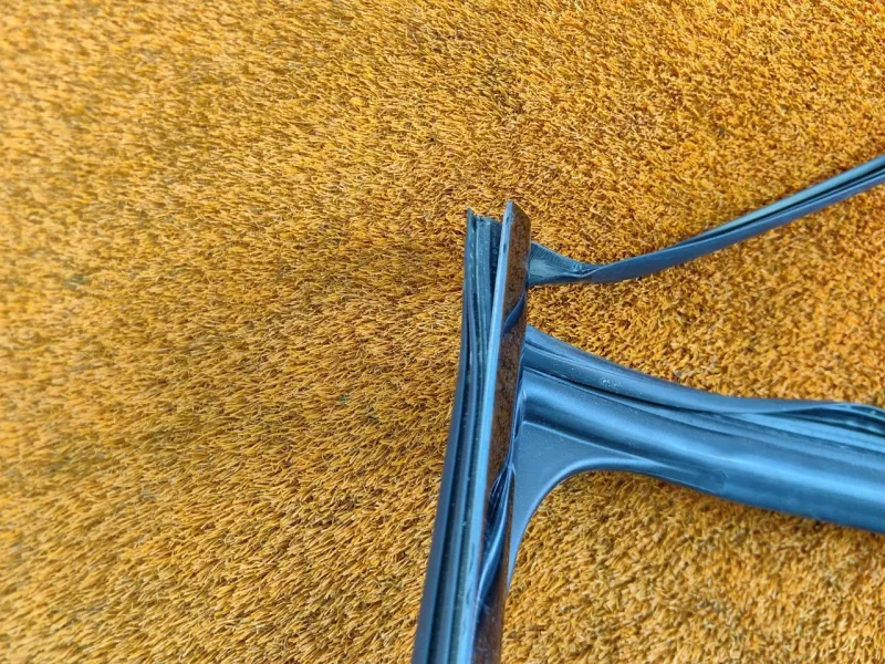 Уплотнитель стекла двери