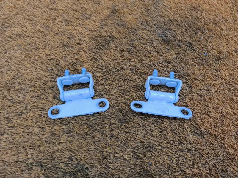 Петля двери багажника