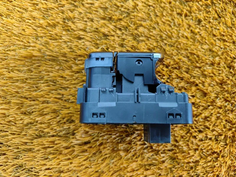 Кнопка стояночного тормоза