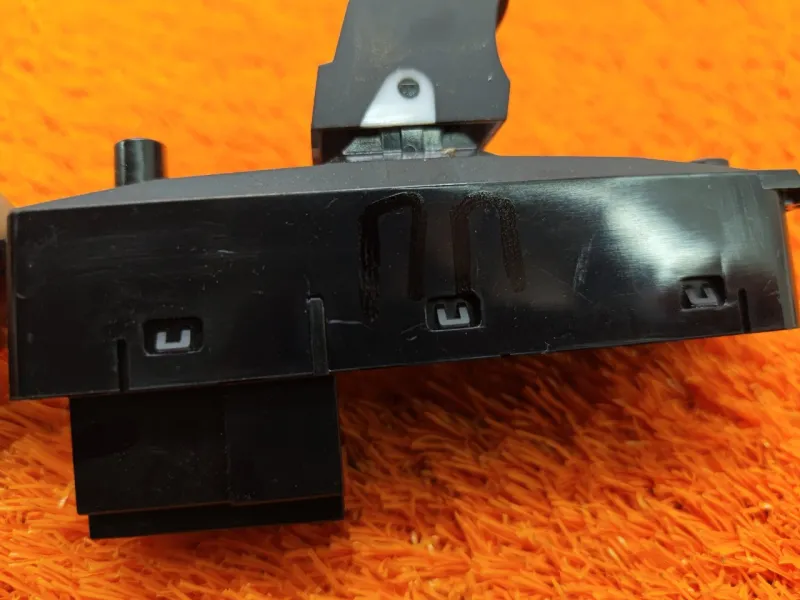 Кнопка стеклоподъемника