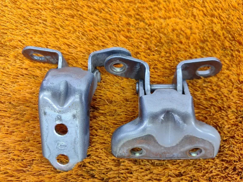 Петля двери