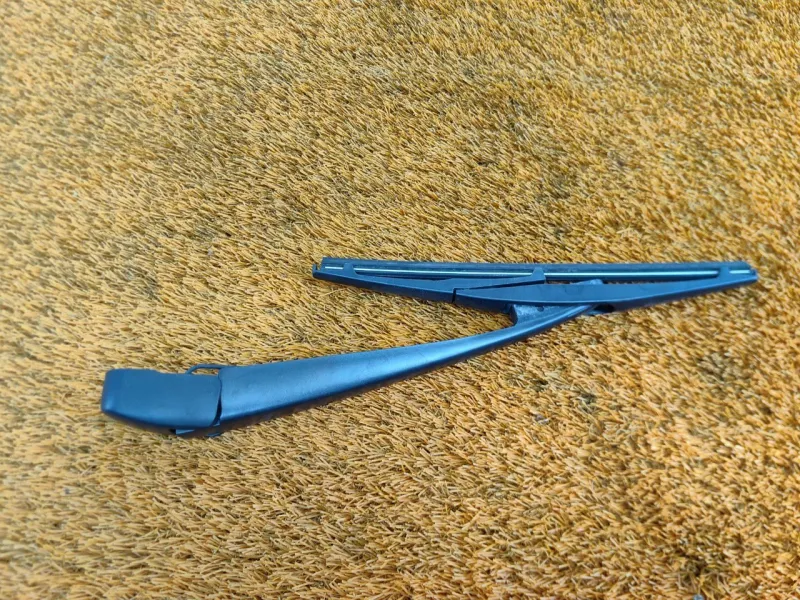 Поводок стеклоочистителя багажника