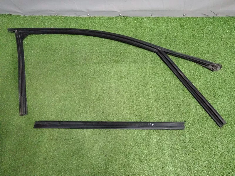 Уплотнитель стекла двери