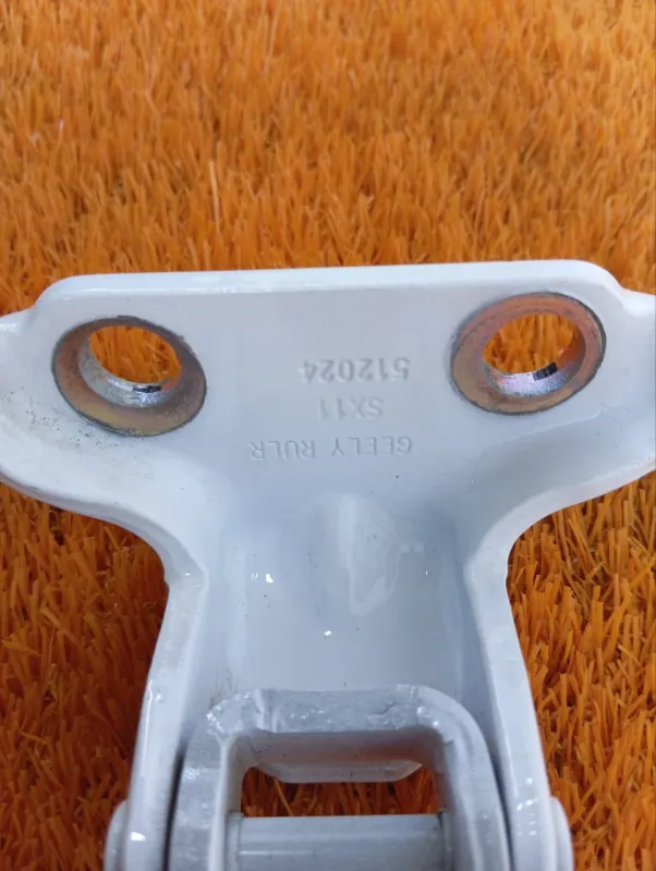 Петля двери