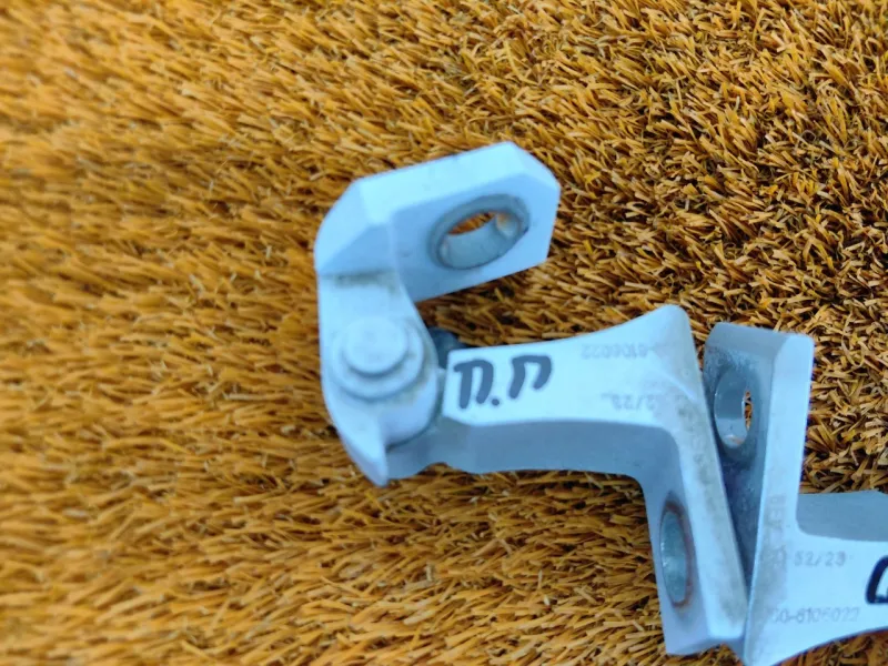 Петля двери