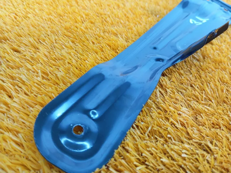 Кронштейн обшивки двери