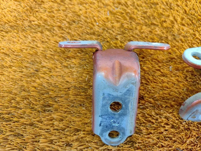 Петля двери