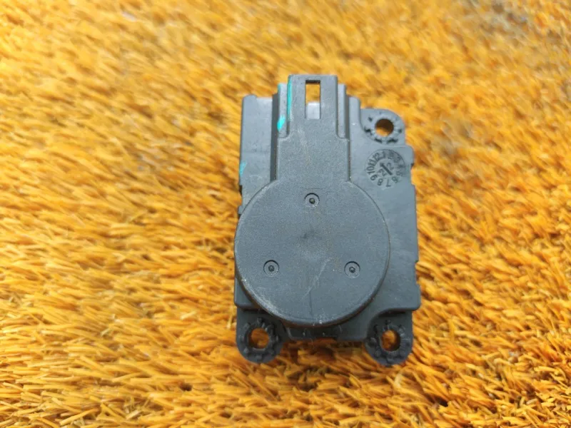 Сервопривод заслонок печки