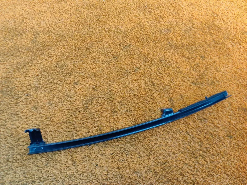 Направляющая стекла двери