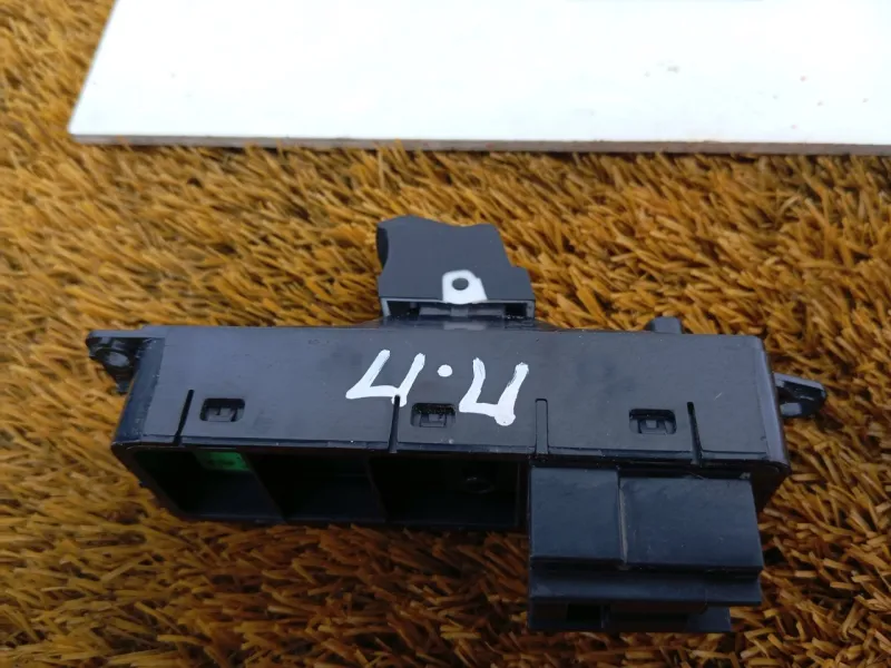 Кнопка стеклоподъемника