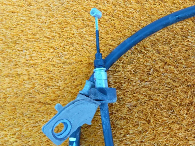 Трос стояночного тормоза