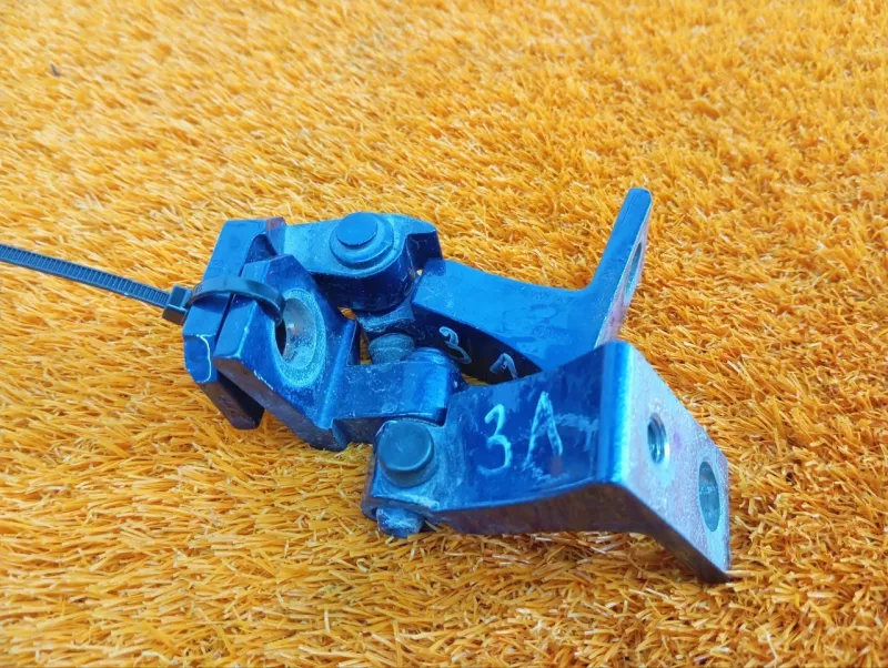 Петля двери