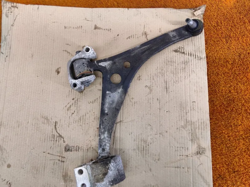Рычаг подвески нижний
