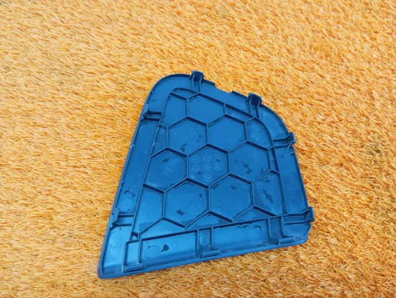 Обшивка крышки багажника