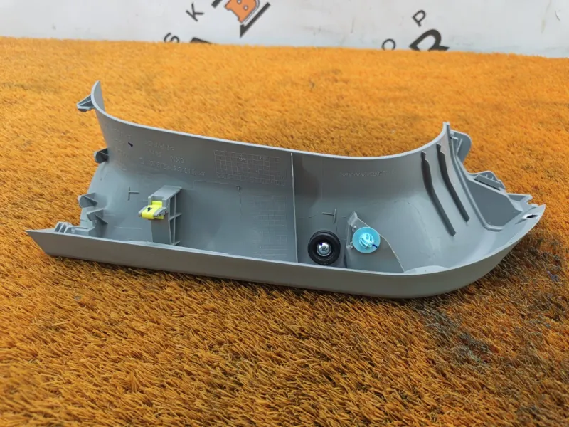 Обшивка двери багажника